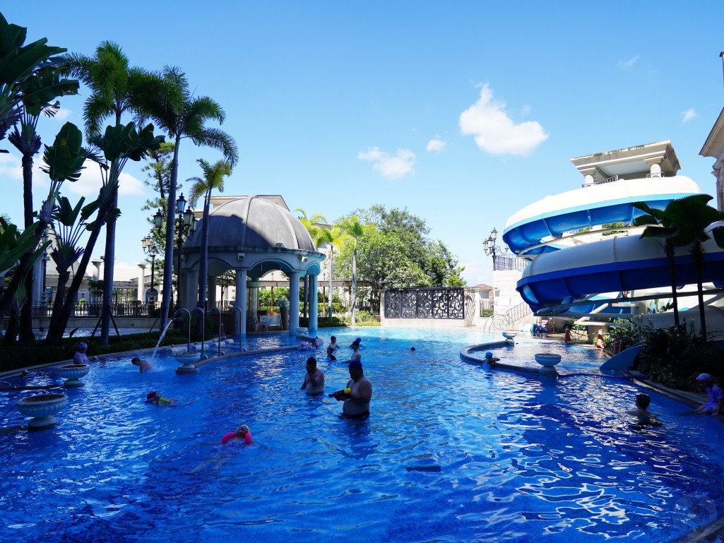 夏日必玩的戶外兒童戲水池與池畔木製躺椅