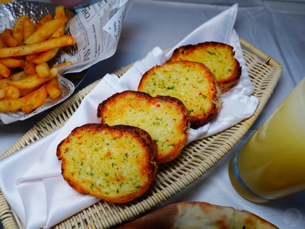 現烤酥脆的香蒜法國麵包