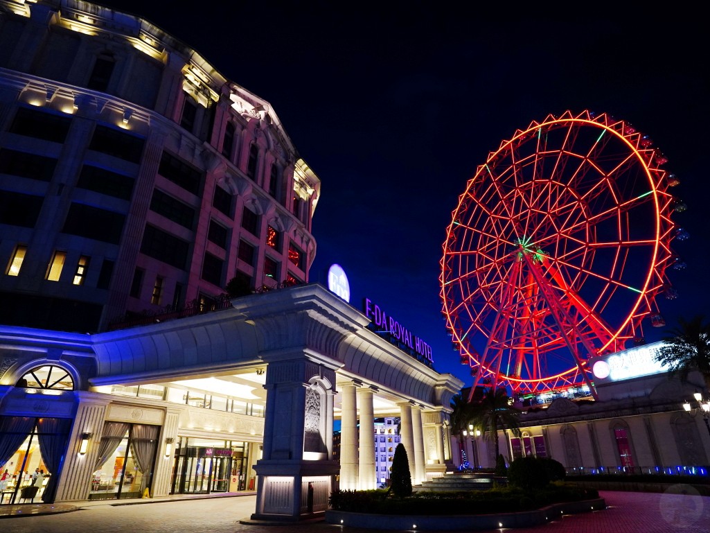 義大皇家酒店夜晚夢幻外觀與璀璨燈光