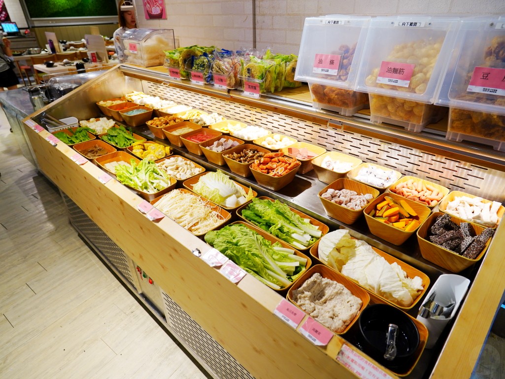 肉多多火鍋, 義大Outlet美食, 高雄義大店, 義大世界餐廳推薦, 高雄平價火鍋, 高雄吃到飽推薦, 爆炒石頭火鍋,火鍋,高雄火鍋,親子友善,自助吧吃到飽,生日優惠 肉多多火鍋, 義大Outlet美食, 高雄義大店, 義大世界餐廳推薦, 高雄平價火鍋, 高雄吃到飽推薦, 爆炒石頭火鍋,火鍋,高雄火鍋,親子友善,自助吧吃到飽,生日優惠