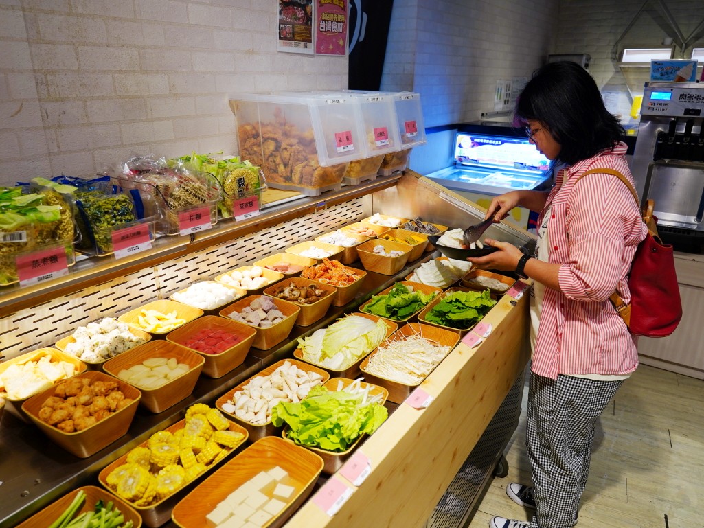肉多多火鍋, 義大Outlet美食, 高雄義大店, 義大世界餐廳推薦, 高雄平價火鍋, 高雄吃到飽推薦, 爆炒石頭火鍋,火鍋,高雄火鍋,親子友善,自助吧吃到飽,生日優惠 肉多多火鍋, 義大Outlet美食, 高雄義大店, 義大世界餐廳推薦, 高雄平價火鍋, 高雄吃到飽推薦, 爆炒石頭火鍋,火鍋,高雄火鍋,親子友善,自助吧吃到飽,生日優惠