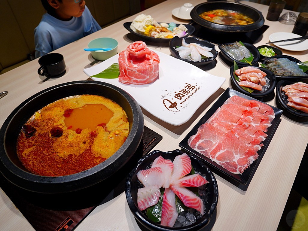 肉多多火鍋, 義大Outlet美食, 高雄義大店, 義大世界餐廳推薦, 高雄平價火鍋, 高雄吃到飽推薦, 爆炒石頭火鍋,火鍋,高雄火鍋,親子友善,自助吧吃到飽,生日優惠 肉多多火鍋, 義大Outlet美食, 高雄義大店, 義大世界餐廳推薦, 高雄平價火鍋, 高雄吃到飽推薦, 爆炒石頭火鍋,火鍋,高雄火鍋,親子友善,自助吧吃到飽,生日優惠