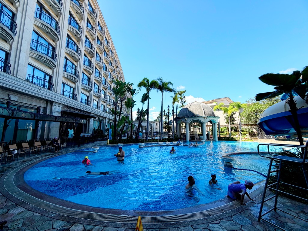義大皇家酒店超大戶外滑水道與戲水池
