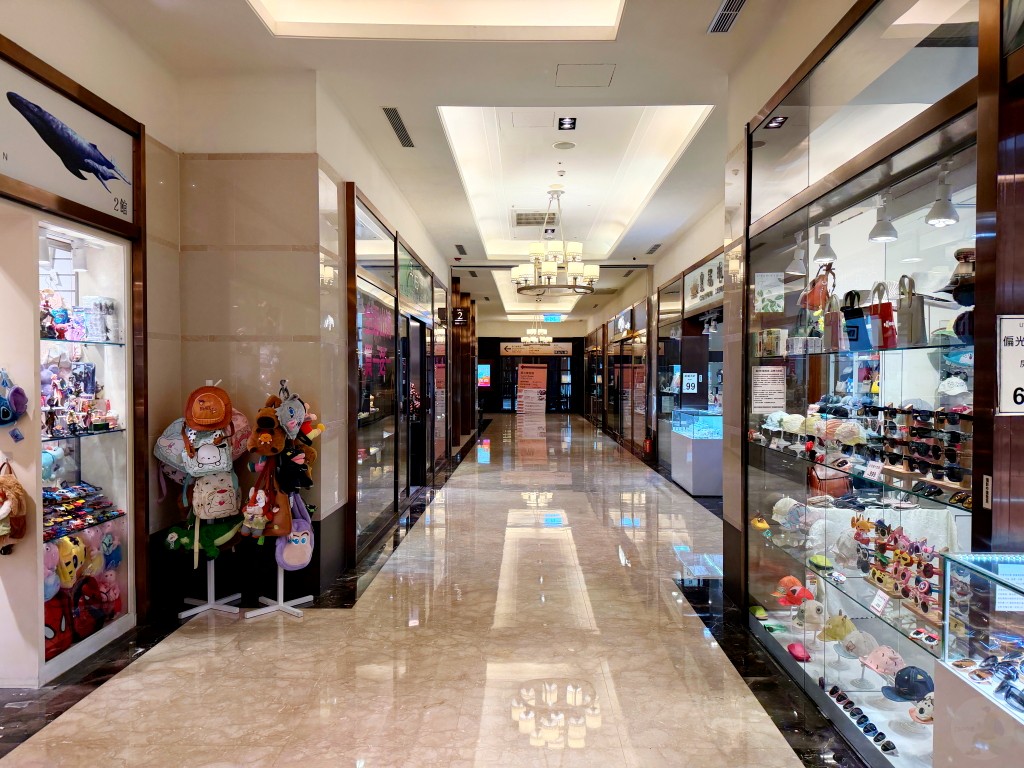 義大皇家酒店大廳旁的精緻藝品店