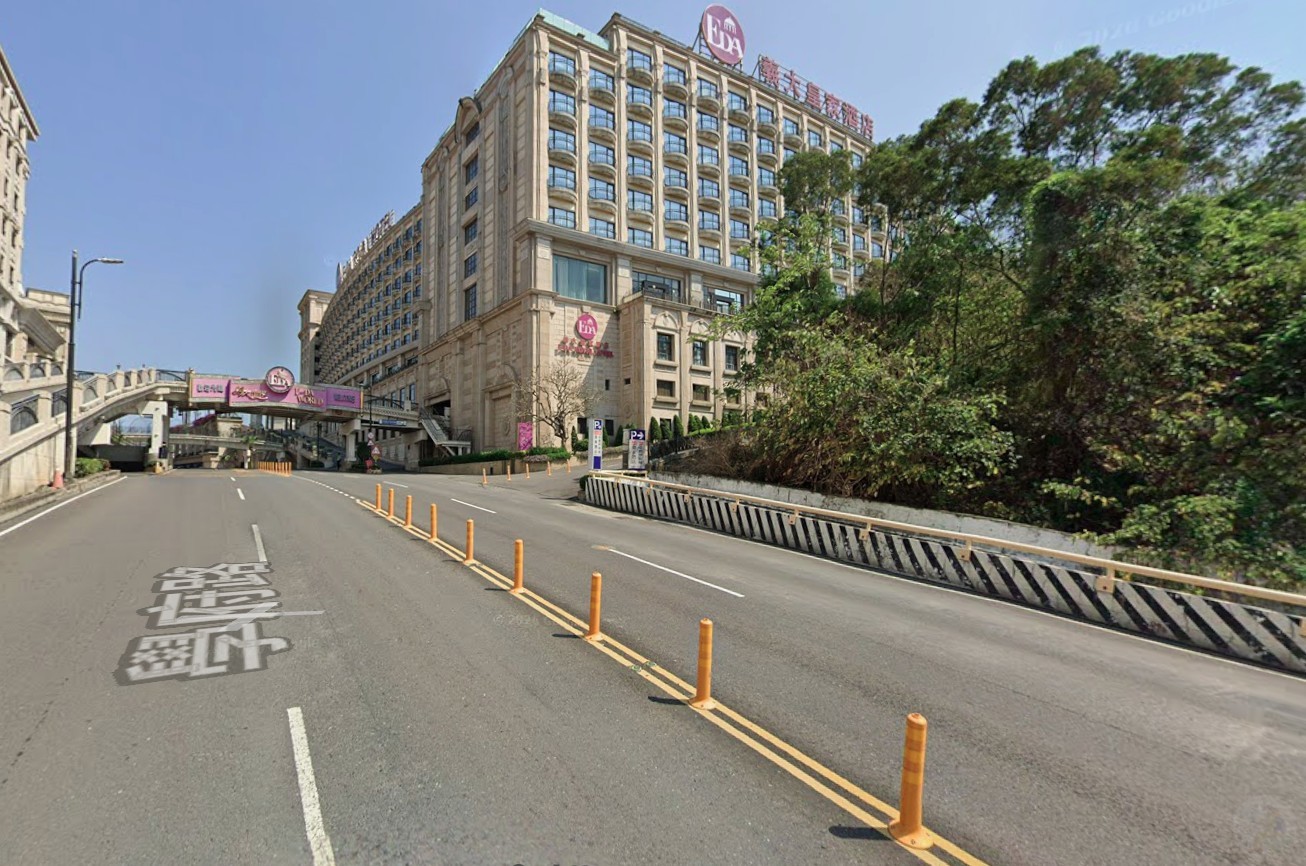 義大皇家酒店地下停車場入口指標實景