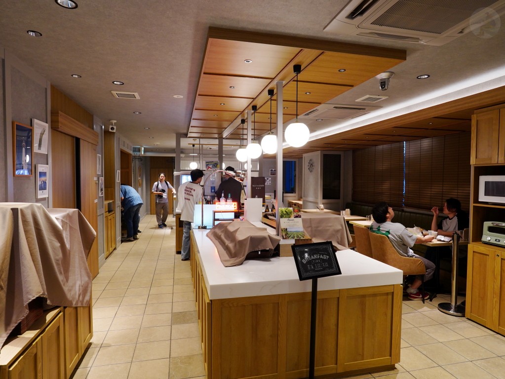 八戶超級天然溫泉酒店一樓用餐區與免費迎賓酒吧空間