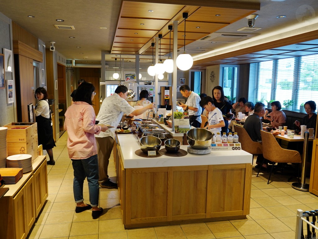 八戶超級天然溫泉酒店早餐自助取餐吧檯