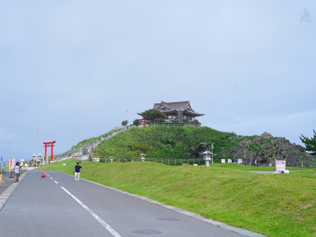 蕪嶋神社遠景-矗立在蕪島小丘上的白色社殿