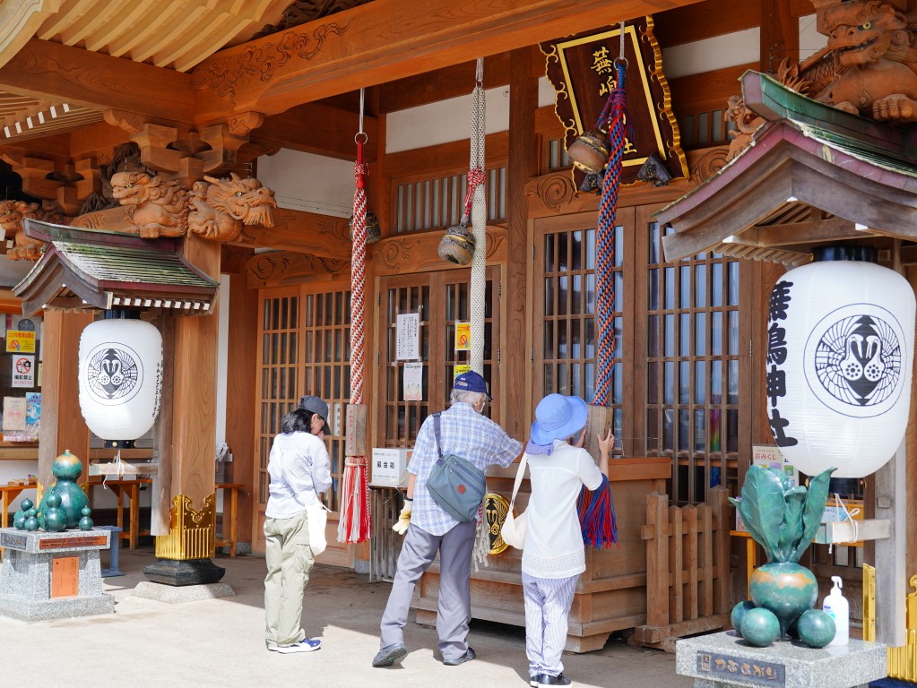 蕪嶋神社參拜人潮實景與拜殿前排隊情形