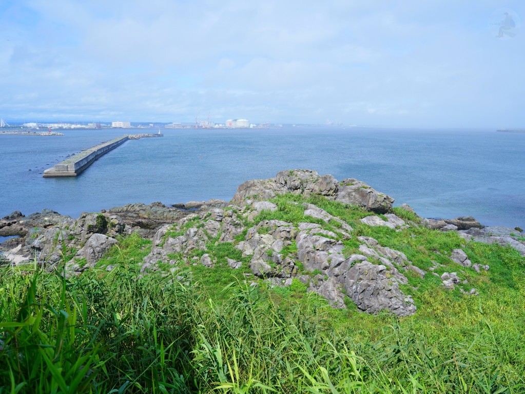 蕪島崖下的海蝕岩石與拍打海浪