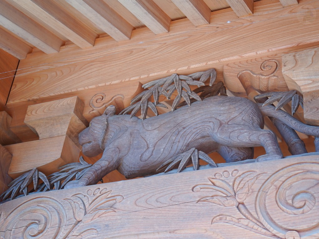蕪嶋神社左側竹虎吉祥木雕