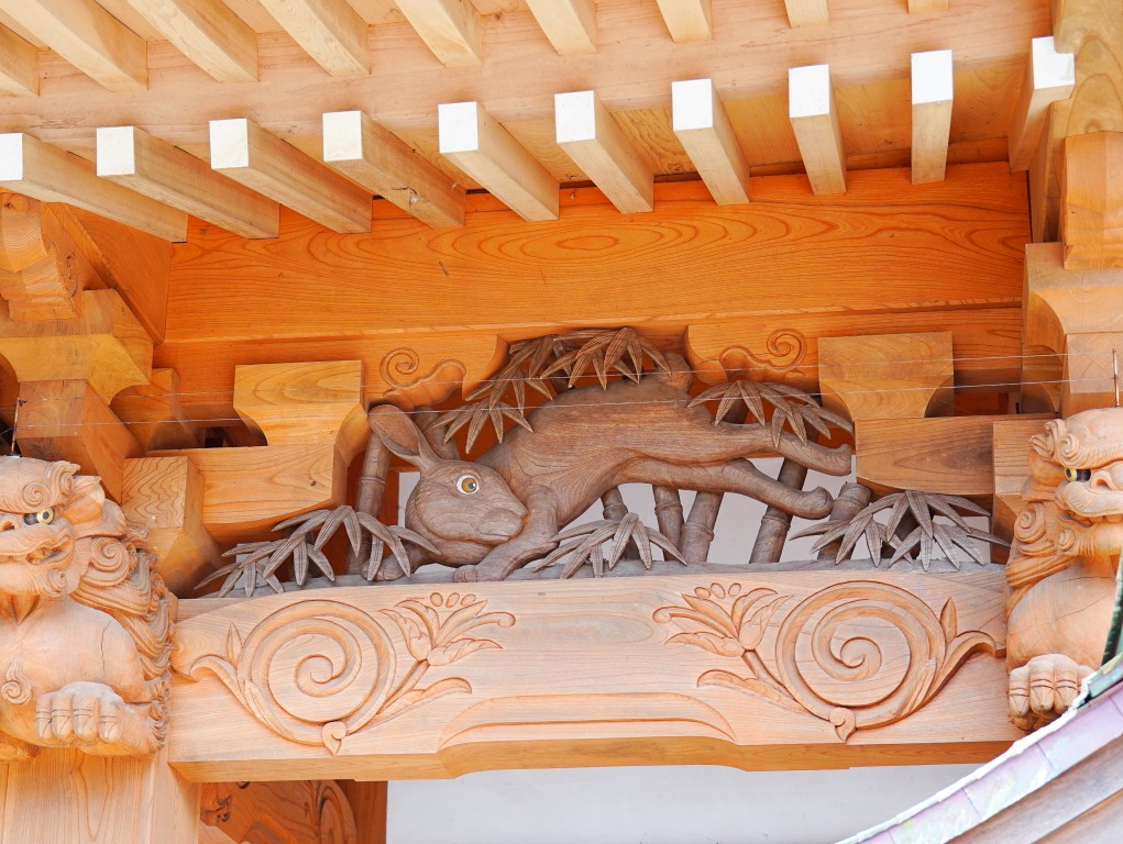 蕪嶋神社右側竹林奔兔木雕