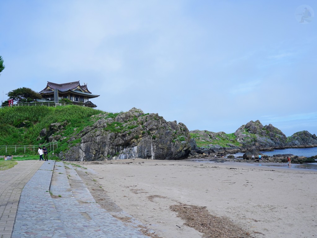 蕪島海水浴場岩岸與淺灘交界處