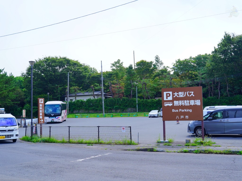 蕪島小型停車場與海岸步道入口指標