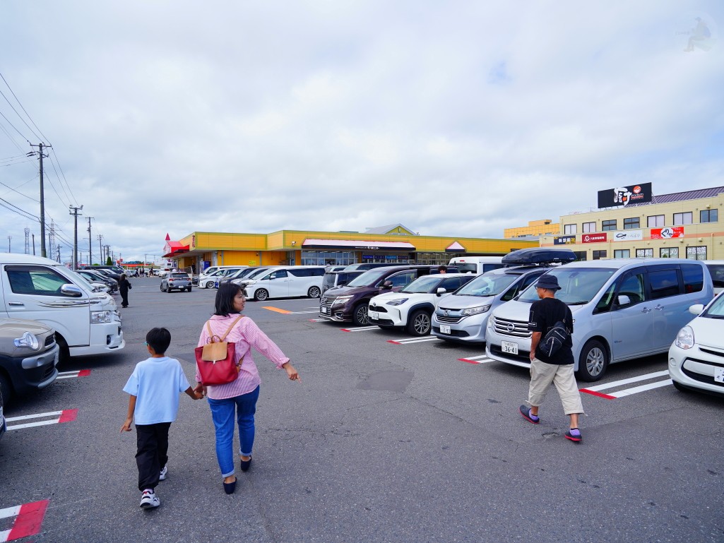 八食中心1500個免費停車位