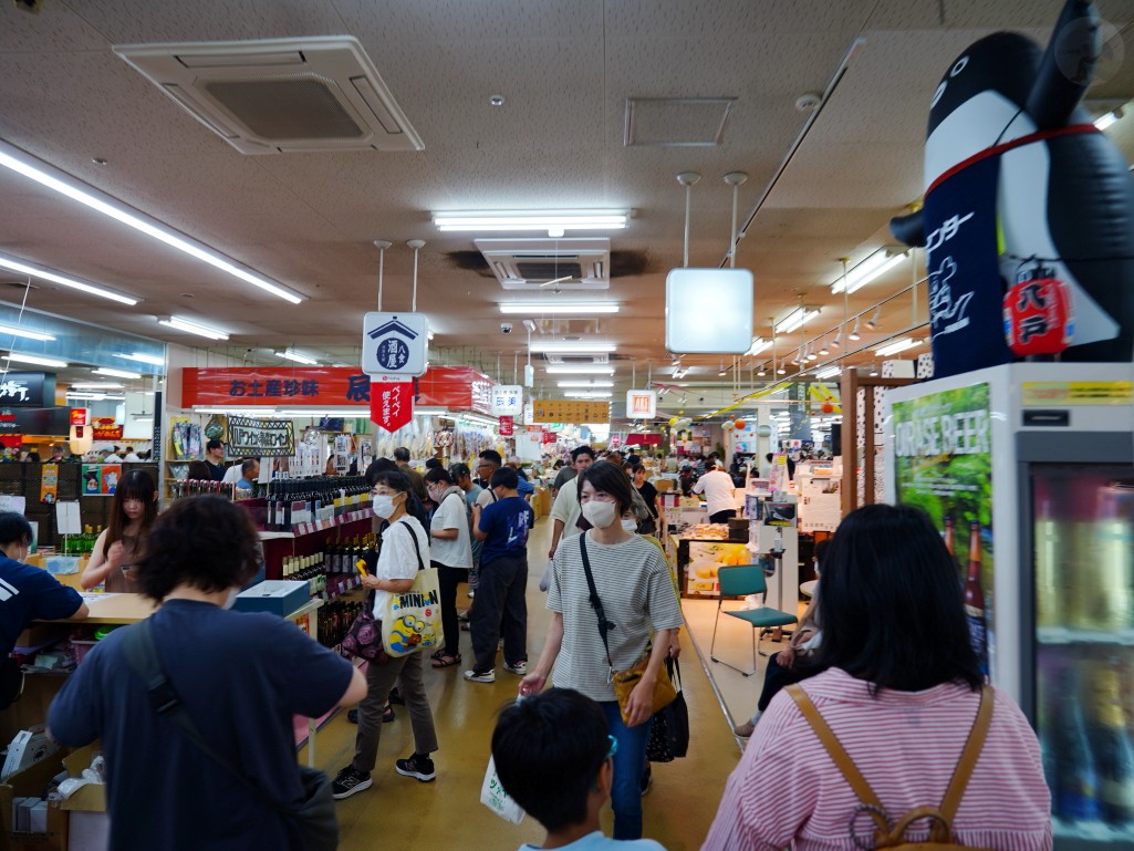 八食中心攤位前選購海鮮的遊客