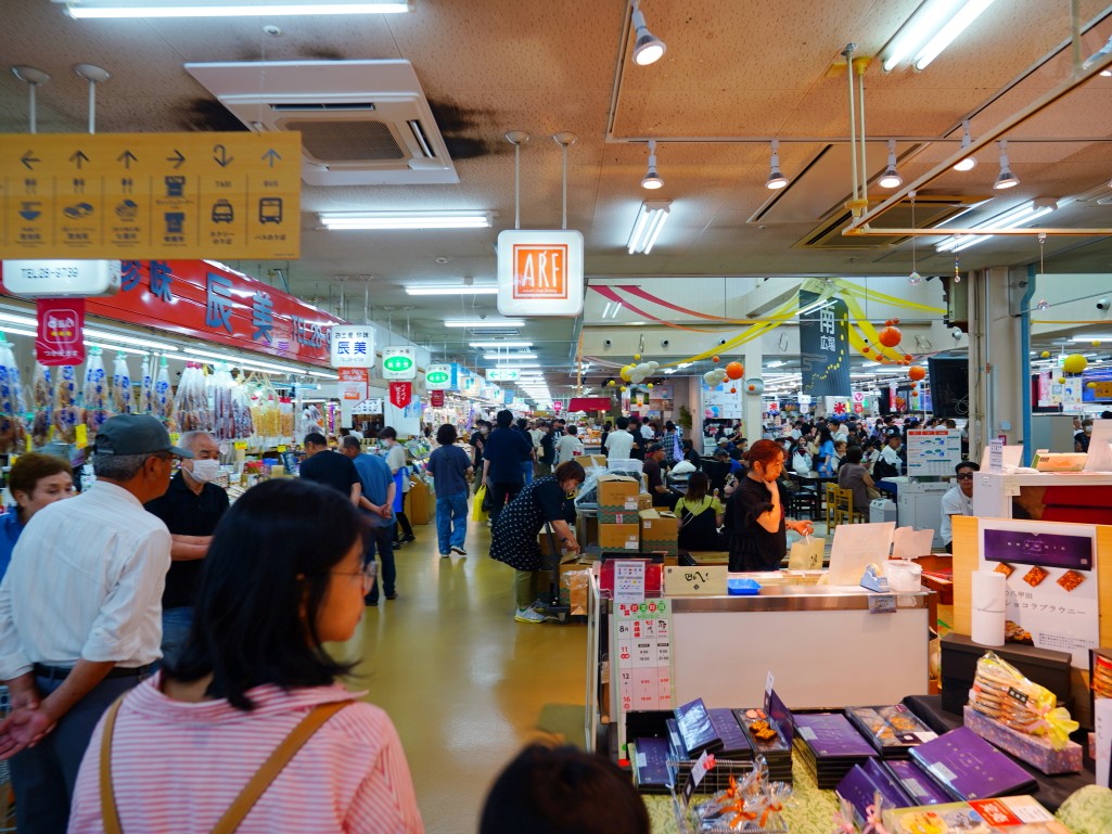八食中心在地居民與遊客採買的熱鬧景象