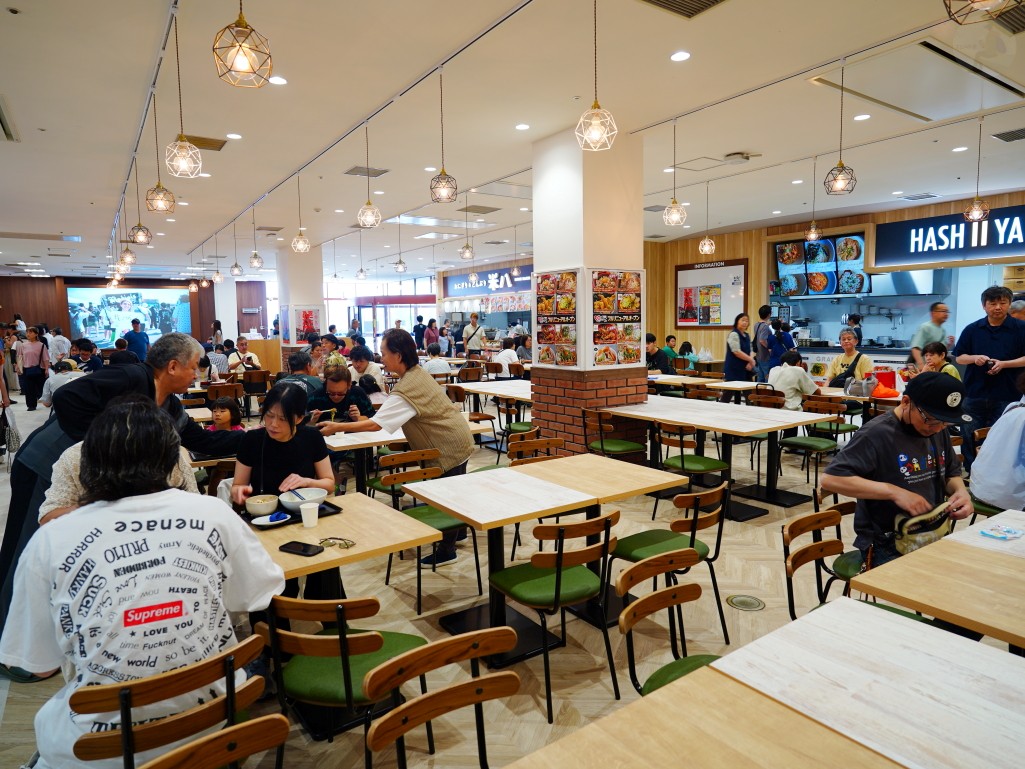 八食中心用餐區遊客用餐