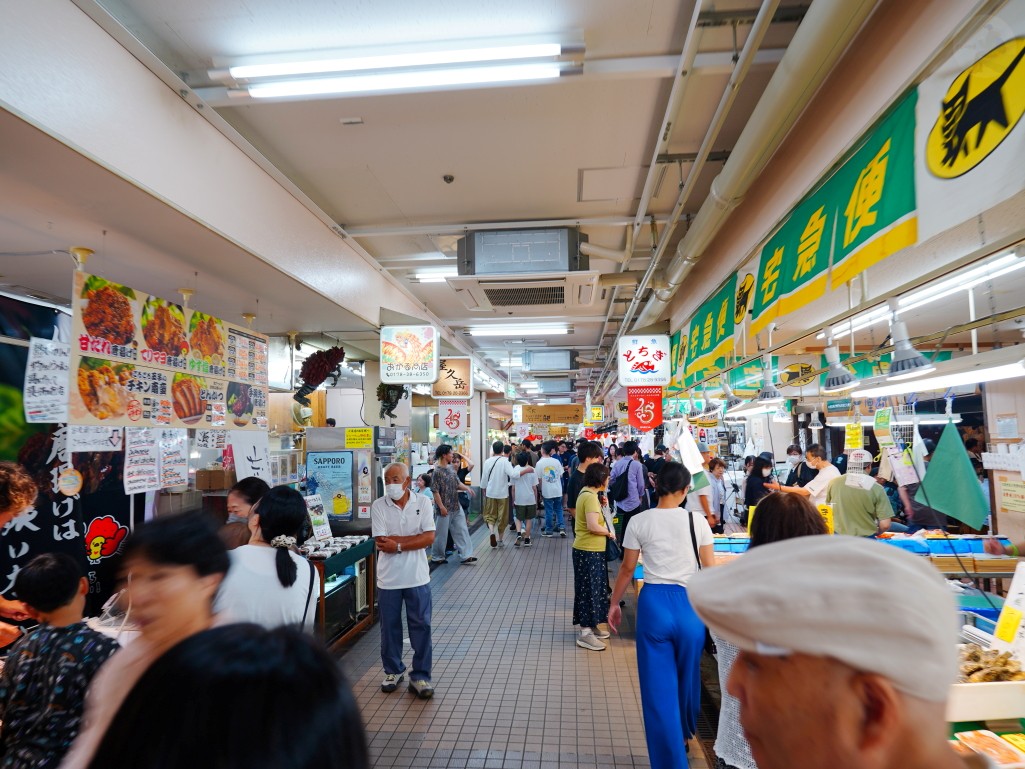 八食中心平日上午擠滿遊客的走道