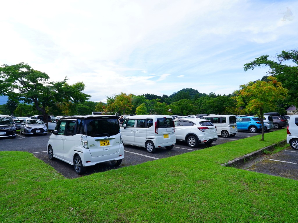 休屋北停車場的停車空間與周邊樹林
