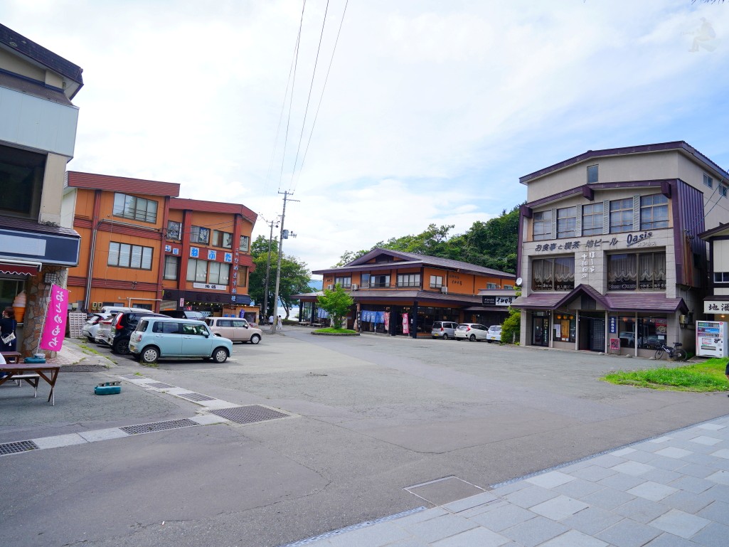 休屋的十和田湖伴手禮專賣店門口