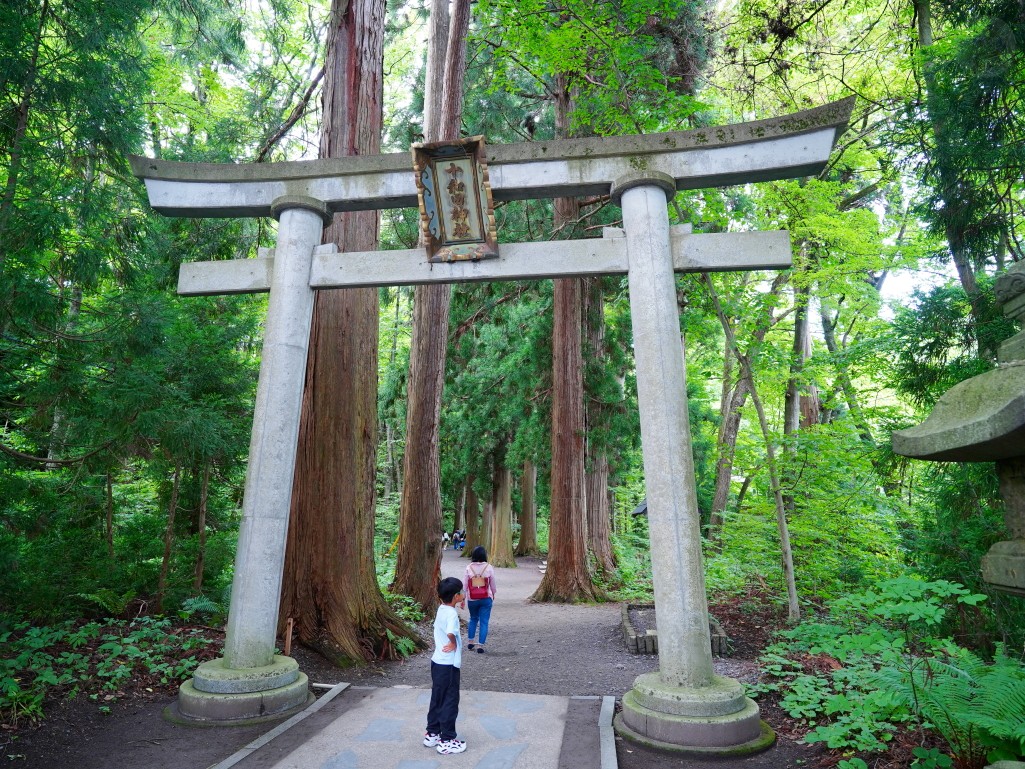 從側面看十和田神社一之鳥居