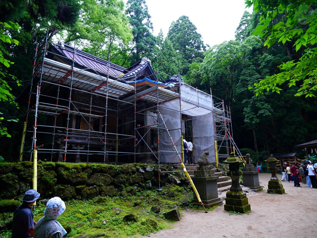 被整修工程圍籬遮住的十和田神社社殿