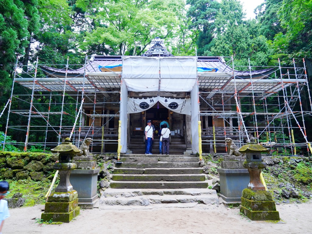 十和田神社拜殿與四周的老杉木