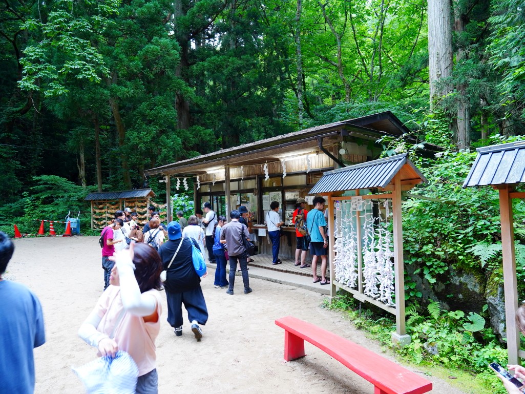 十和田神社授與所販售御守與御朱印的窗口