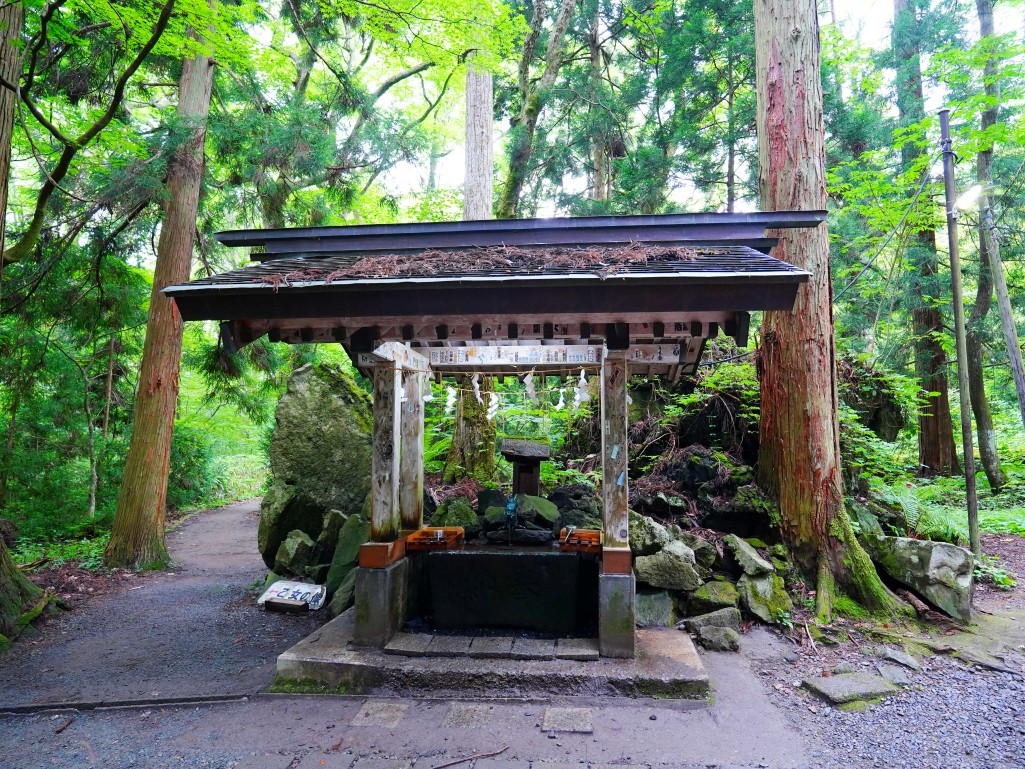 十和田神社參道上的手水舍