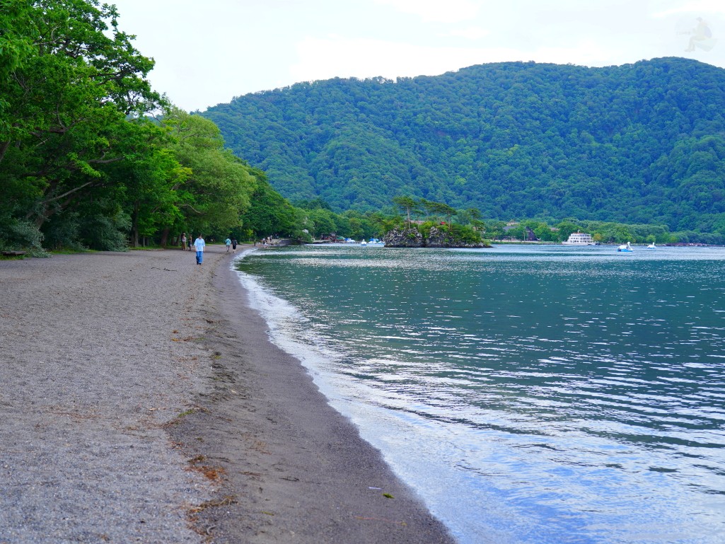 傍晚無風的十和田湖湖面與對岸山稜線