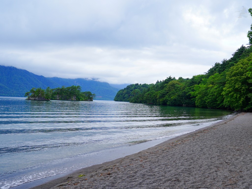十和田湖畔步道與深藍綠色的湖水