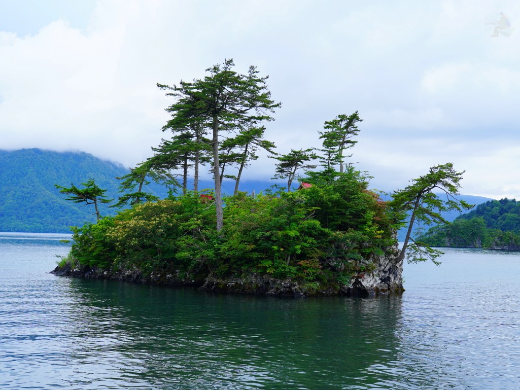 十和田湖水面上的恵比寿大黒島