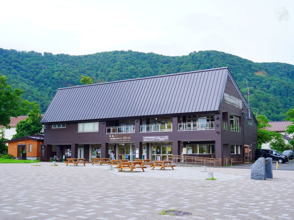 十和田湖觀光交流廳ぷらっと的建築外觀