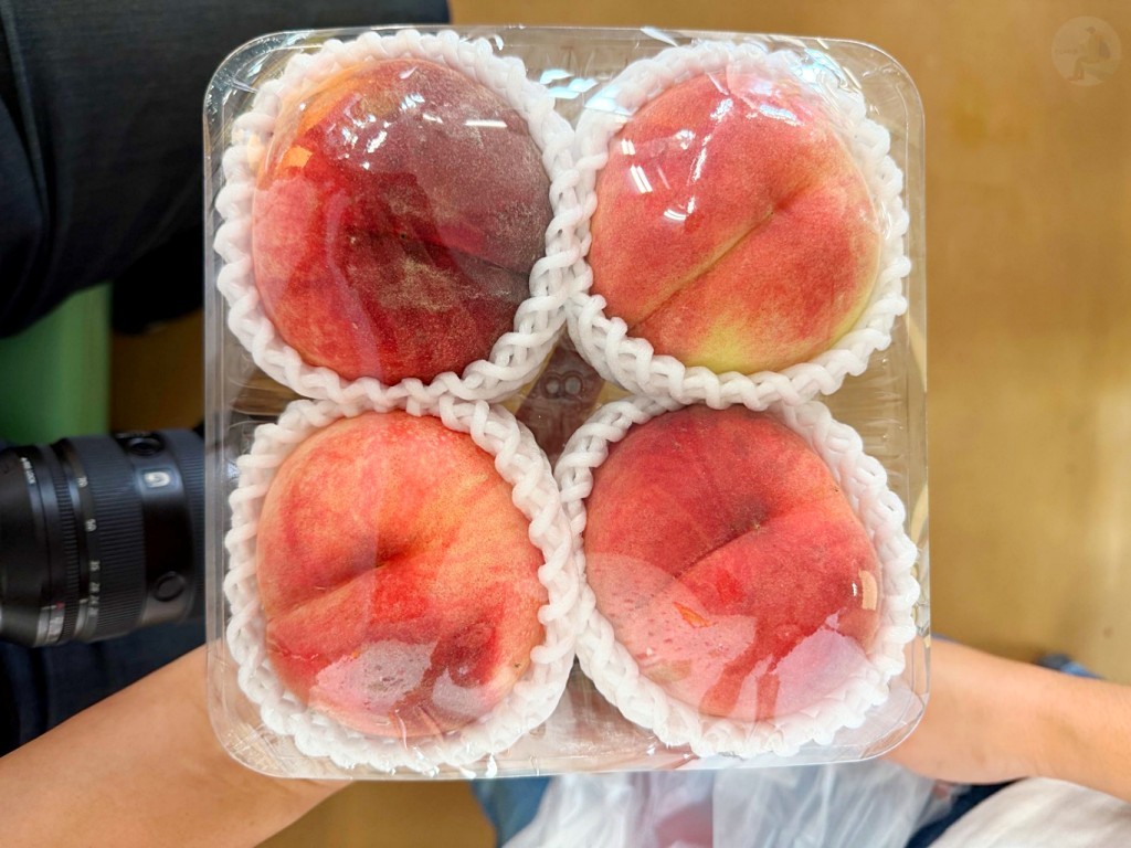 八食中心青森水蜜桃一盒1000円四顆